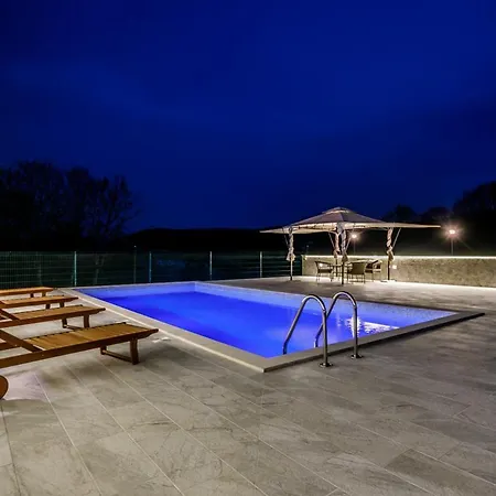 Jozini Dvori Сasa de vacaciones *