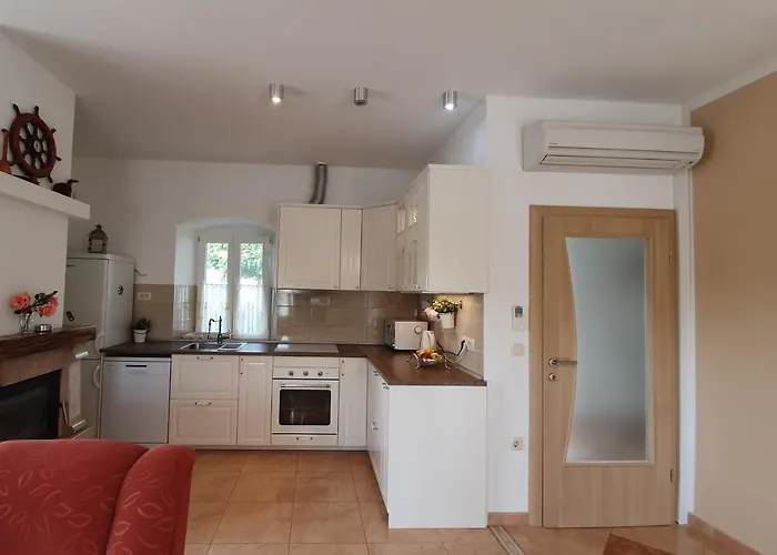 Jozini Dvori Сasa de vacaciones Krstatice