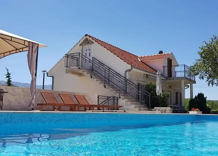 Jozini Dvori Сasa de vacaciones Krstatice