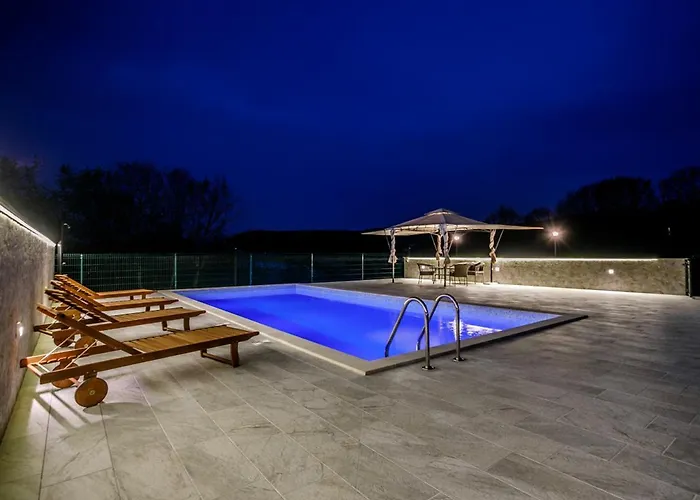 Jozini Dvori Сasa de vacaciones *