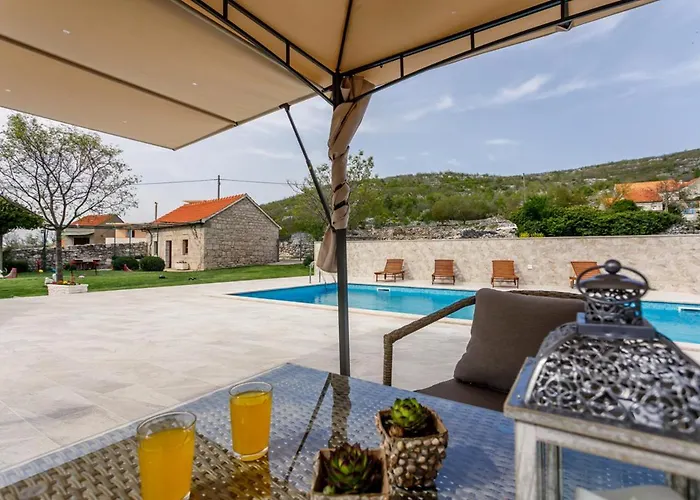 Jozini Dvori Krstatice