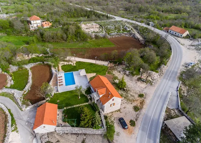 Jozini Dvori Сasa de vacaciones Krstatice